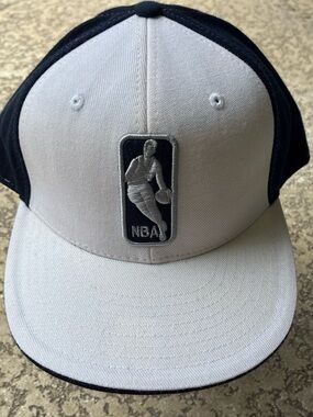 NWT NBA‎ Cream and Black Fitted Cap. Dallas Mavericks backhit. Size 7-7/8